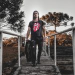 Guitarrista curitibano cofundador da Legião Urbana faz live nesta quinta-feira. Saiba onde assistir!